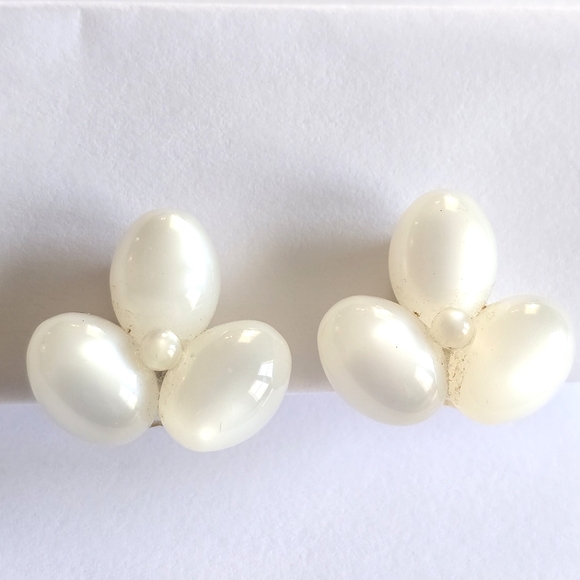 Vintage Richelieu earrings white moonglow screwback moon glow - Picture 1 of 10